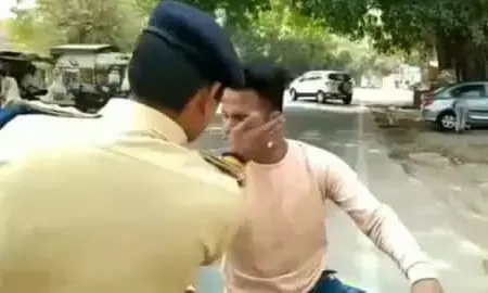 ACP ने 5 सेकेंड में युवक को जड़े पांच थप्पड़, नाबालिक से कर रहा था छेड़खानी ACP ने 5 सेकेंड में युवक को जड़े पांच थप्पड़, नाबालिक से कर रहा था छेड़खानी