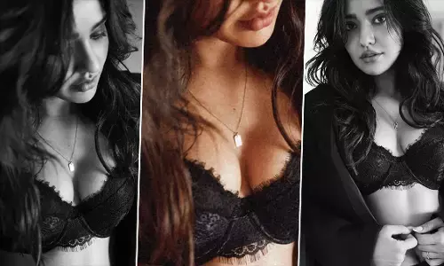 Neha Sharma Sexy Video: Neha Sharma ने शर्ट की बटन खोलकर दिखाया बेहद Sexy अवतार, अकेले में देखें Sexy Photo