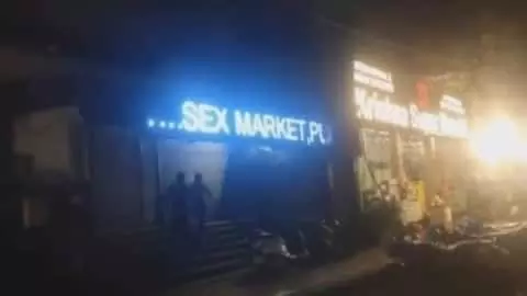 किराना दुकान की LED स्क्रीन पर चला सेक्स रैकेट का विज्ञापन, महिलाओं के बारे में अभद्र टिप्पणी