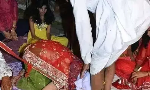 बेटी की विदाई के वक्त बाप ही सबसे आखिरी में क्यों रोता है! बेटी की विदाई के वक्त बाप ही सबसे आखिरी में क्यों रोता है!