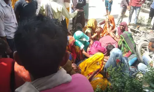 kaushambi news: ट्रैक्टर की टक्कर से बाइक चालक की मौत साथी गंभीर रूप से घायल kaushambi news: ट्रैक्टर की टक्कर से बाइक चालक की मौत साथी गंभीर रूप से घायल
