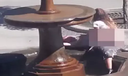 कपल से नहीं हो सका कंट्रोल.. फव्वारे में कूदकर बनाने लगे संबंध, ताक-झांक करते रहे लोग तो कोई मोबाइल से करता रहा रिकॉर्ड कपल से नहीं हो सका कंट्रोल.. फव्वारे में कूदकर बनाने लगे संबंध, ताक-झांक करते रहे लोग तो कोई मोबाइल से करता रहा रिकॉर्ड