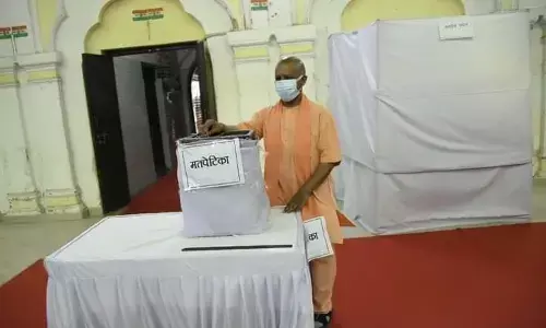गोरखपुर में सीएम योगी आदित्यनाथ ने किया मतदान गोरखपुर में सीएम योगी आदित्यनाथ ने किया मतदान