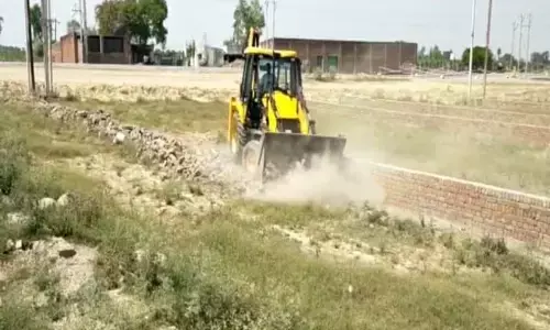 कैराना में अवैध रूप से काटी गई कॉलोनी पर चला बुलडोजर, प्रॉपर्टी डीलर ने नहीं ली थी परमिशन