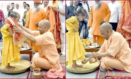 मुख्यमंत्री योगी आदित्यनाथ ने गोरखनाथ मंदिर में रामनवमी के अवसर पर किया कन्यापूजन