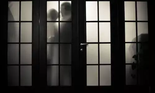 अपनी 20 साल की बेटी से पिता ने बनाया संबंध, फिर कर ली शादी.. पत्नी ने उठाया खौफनाक कदम अपनी 20 साल की बेटी से पिता ने बनाया संबंध, फिर कर ली शादी.. पत्नी ने उठाया खौफनाक कदम