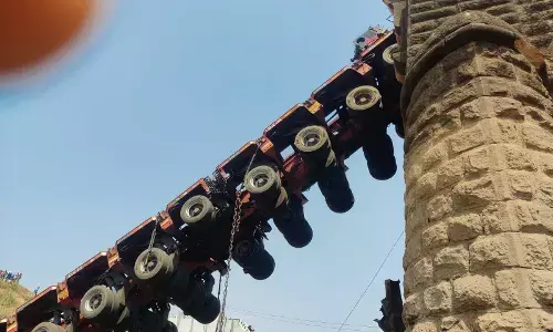 138 टायरों वाला ट्रॉला गुजरा तो ढह गया ब्रिटिश काल का पुल, भोपाल को नागपुर से जोड़ने वाला पुल ट्राले सहित टूटकर गिरा
