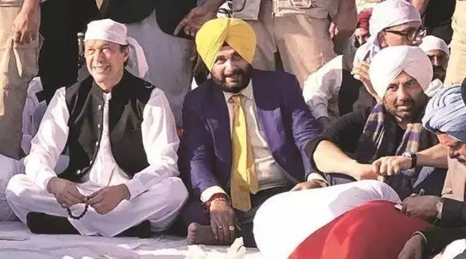 Navjot Sidhu and Imran Khan News : दोस्ती सिद्धू और इमरान की वास्तव में बेमिशाल, दोनों की गई भेंस पानी में जानिए कैसे?