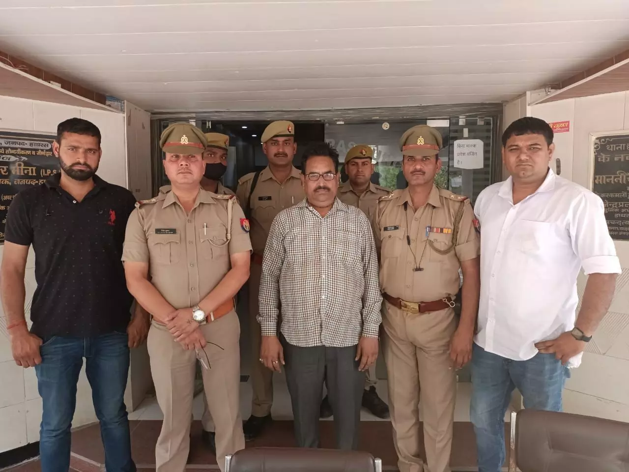 Hathras Police News: हाथरस पुलिस ने विगत 33 वर्षों से पैरोल से फरार ₹25000/- रुपये का इनामिया, दुष्कर्म के मुकदमें में सजायफ्ता को किया गिरफ्तार Hathras Police News: हाथरस पुलिस ने विगत 33 वर्षों से पैरोल से फरार ₹25000/- रुपये का इनामिया, दुष्कर्म के मुकदमें में सजायफ्ता को किया गिरफ्तार