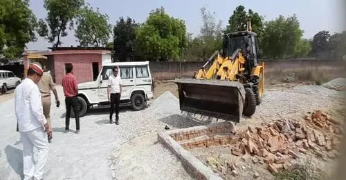 मुख्तार अंसारी के करीबी गणेश दत्त पर कार्रवाई, ढहाई गई पांच एकड़ भूमि पर अवैध प्लॉटिंग मुख्तार अंसारी के करीबी गणेश दत्त पर कार्रवाई, ढहाई गई पांच एकड़ भूमि पर अवैध प्लॉटिंग