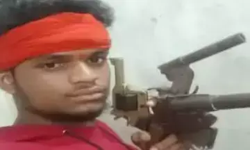 अवैध असलहों के साथ युवक का फोटो वायरल अवैध असलहों के साथ युवक का फोटो वायरल