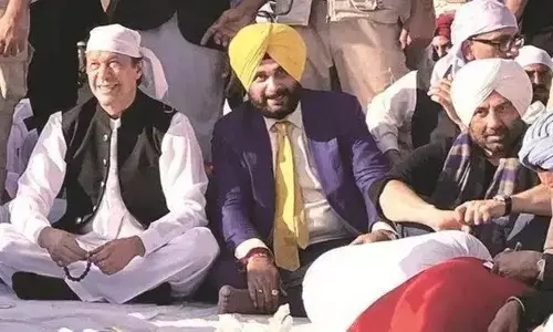 Navjot Sidhu and Imran Khan News : दोस्ती सिद्धू और इमरान की वास्तव में बेमिशाल, दोनों की गई भेंस पानी में जानिए कैसे?