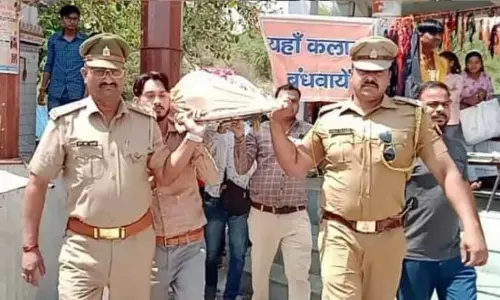 अज्ञात बुजुर्ग के शव को इटावा कोतवाल टी पी वर्मा चौकी इंचार्ज इमरान फरीद ने दिया कंधा अज्ञात बुजुर्ग के शव को इटावा कोतवाल टी पी वर्मा चौकी इंचार्ज इमरान फरीद ने दिया कंधा