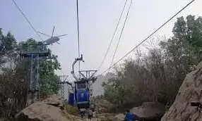 24 घंटे बाद भी रोपवे पर हवा में लटकी 18 लोगों जिंदगी, 2 की मौत 24 घंटे बाद भी रोपवे पर हवा में लटकी 18 लोगों जिंदगी, 2 की मौत