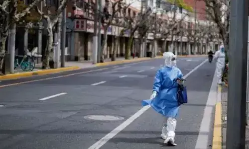 Shanghai Lockdown: शंघाई में कोरोना से लॉकडाउन के दौरान घरों में कैद लोग चीखते दिखे, Video वायरल Shanghai Lockdown: शंघाई में कोरोना से लॉकडाउन के दौरान घरों में कैद लोग चीखते दिखे, Video वायरल