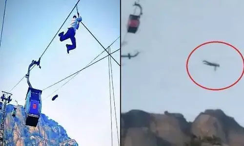 Ropeway Accident : रेस्क्यू के दौरान छूटा युवक का हाथ, गहरी खाई में गिरने से मौत, रोंगटे खड़े कर देगा देवघर का VIDEO Ropeway Accident : रेस्क्यू के दौरान छूटा युवक का हाथ, गहरी खाई में गिरने से मौत, रोंगटे खड़े कर देगा देवघर का VIDEO