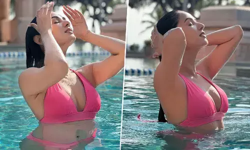 Sonal Chauhan Sexy Video: Sonal Chauhan ने पिंक बिकिनी पहनकर पानी में दिखाया सिजलिंग हॉट अवतार, देखें जन्नत एक्ट्रेस की ये Sexy Photos Sonal Chauhan Sexy Video: Sonal Chauhan ने पिंक बिकिनी पहनकर पानी में दिखाया सिजलिंग हॉट अवतार, देखें जन्नत एक्ट्रेस की ये Sexy Photos
