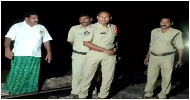 आंध्र प्रदेश में बड़ा हादसा, कोणार्क एक्सप्रेस की चपेट में आने से 6 लोगों की मौत आंध्र प्रदेश में बड़ा हादसा, कोणार्क एक्सप्रेस की चपेट में आने से 6 लोगों की मौत