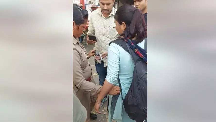 LIVE: मैनपुरी में महिला शिक्षक के पास से तमंचा बरामद LIVE: मैनपुरी में महिला शिक्षक के पास से तमंचा बरामद