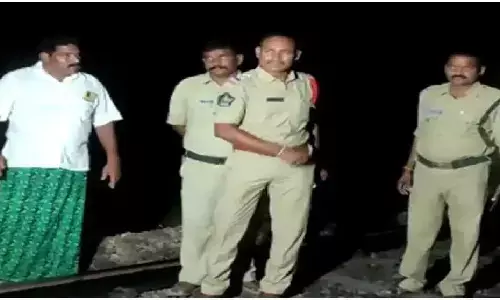 आंध्र प्रदेश में बड़ा हादसा, कोणार्क एक्सप्रेस की चपेट में आने से 6 लोगों की मौत आंध्र प्रदेश में बड़ा हादसा, कोणार्क एक्सप्रेस की चपेट में आने से 6 लोगों की मौत