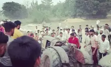 शामली: अनियंत्रित होकर पलटी ट्रैक्टर-ट्राली,किसान की मौत शामली: अनियंत्रित होकर पलटी ट्रैक्टर-ट्राली,किसान की मौत