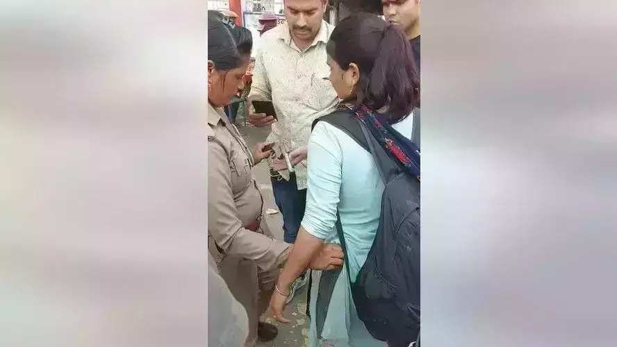 आखिर क्यों तमंचा लेकर घूम रही थी टीचर? दादी ने खोले चौंकाने वाले राज आखिर क्यों तमंचा लेकर घूम रही थी टीचर? दादी ने खोले चौंकाने वाले राज