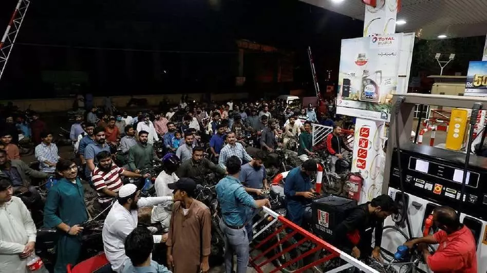 Pakistan Petrol Diesel prices massive hike: एक झटके में 119 रुपये लीटर महंगा होगा डीजल! Pakistan Petrol Diesel prices massive hike: एक झटके में 119 रुपये लीटर महंगा होगा डीजल!