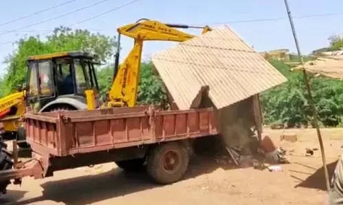 UP, MP के बाद अब गुजरात में चला बुलडोजर, खंभात में तोड़ी कई दुकानें
