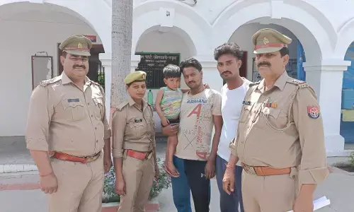 सहारनपुर पुलिस ने ढाई वर्षीय बच्चे को मात्र 2 घण्टे में ढूंढकर किया उसके परिजनो के हवाले सहारनपुर पुलिस ने ढाई वर्षीय बच्चे को मात्र 2 घण्टे में ढूंढकर किया उसके परिजनो के हवाले