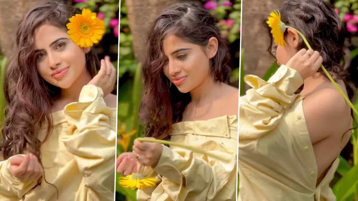 Urfi Javed Sexy Video: बालों में सूरजमुखी का फूल लगाए कुछ यूं नजर आईं उर्फी जावेद, बोल्ड अदाओं से एक बार फिर उड़ाए फैन्स के होश Urfi Javed Sexy Video: बालों में सूरजमुखी का फूल लगाए कुछ यूं नजर आईं उर्फी जावेद, बोल्ड अदाओं से एक बार फिर उड़ाए फैन्स के होश