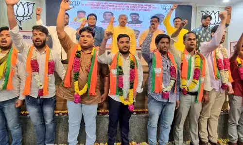मुख्यमंत्री आवास के बाहर तोड़फोड़ करने वाले युवा कार्यकर्ताओं का सम्मान, भड़के आप के दिग्गज नेता मुख्यमंत्री आवास के बाहर तोड़फोड़ करने वाले युवा कार्यकर्ताओं का सम्मान, भड़के आप के दिग्गज नेता