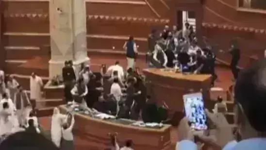 पाकिस्तान की पंजाब असेंबली में इमरान खान की पार्टी के नेताओं ने डिप्टी स्पीकर को मारे थप्पड़, मारा फुटबॉल, देखें वीडियो पाकिस्तान की पंजाब असेंबली में इमरान खान की पार्टी के नेताओं ने डिप्टी स्पीकर को मारे थप्पड़, मारा फुटबॉल, देखें वीडियो
