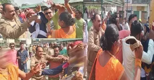 सैंडल से दूल्हे का स्वागत, पति की तीसरी शादी में दूसरी पत्नी ने बरसाए अनगिनत चप्पल, होने वाले जीजाजी कैसे भागे