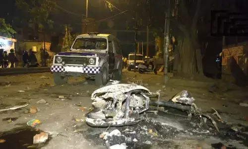 DELHI: हनुमान जयंती शोभायात्रा के दौरान हंगामा, कई गाड़ियों में तोड़फोड़, पुलिसकर्मी घायल, यूपी में हाई अलर्ट जारी DELHI: हनुमान जयंती शोभायात्रा के दौरान हंगामा, कई गाड़ियों में तोड़फोड़, पुलिसकर्मी घायल, यूपी में हाई अलर्ट जारी