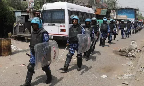 Delhi Hanuman Jayanti Violence Latest Update: अब तक 23 गिरफ्तार, देसी तमंचे और तलवार बरामद Delhi Hanuman Jayanti Violence Latest Update: अब तक 23 गिरफ्तार, देसी तमंचे और तलवार बरामद