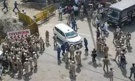 जहांगीरपुरी में जांच के दौरान पुलिस टीम पर फिर फेंके गए पत्थर, मस्जिद पर भगवा झंडा लहराने की बात गलत - पुलिस कमिश्नर जहांगीरपुरी में जांच के दौरान पुलिस टीम पर फिर फेंके गए पत्थर, मस्जिद पर भगवा झंडा लहराने की बात गलत - पुलिस कमिश्नर
