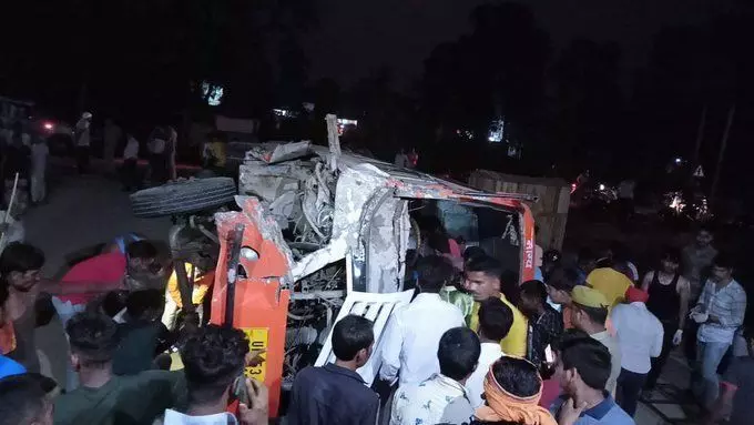 Deoria Breaking News: देवरिया में बड़ा सड़क हादसा, बोलेरो और बस की टक्कर में छह की मौत, कई घायल