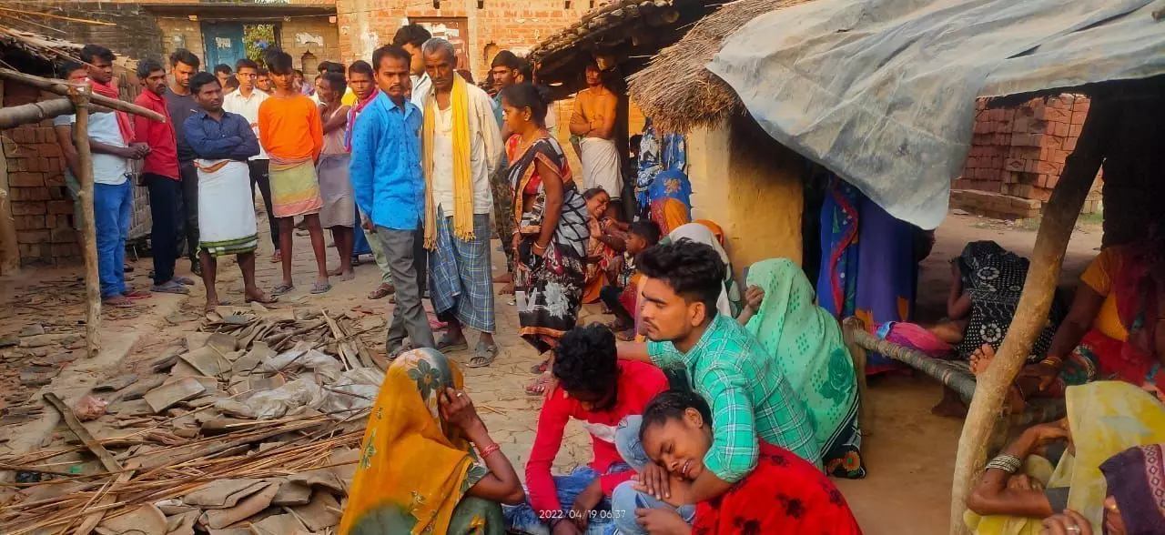 संदिग्ध परिस्थितियों में घर की छत पर मिला अधेड़ का शव जांच में जुटी पुलिस संदिग्ध परिस्थितियों में घर की छत पर मिला अधेड़ का शव जांच में जुटी पुलिस