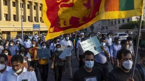 Sri Lanka Crisis: श्रीलंका में प्रदर्शनकारियों पर पुलिस ने चलाईं गोलियां, एक की मौके पर मौत