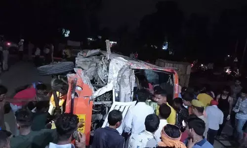 Deoria Breaking News: देवरिया में बड़ा सड़क हादसा, बोलेरो और बस की टक्कर में छह की मौत, कई घायल