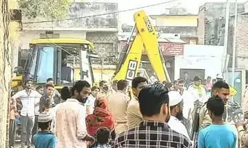 शामली में अवैध निर्माण पर चला बुलडोजर-कब्रिस्तान की भूमि पर हो रहा था निर्माण शामली में अवैध निर्माण पर चला बुलडोजर-कब्रिस्तान की भूमि पर हो रहा था निर्माण