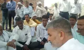 मृतक आश्रित परिवार की मदद को गंभीरता से ले प्रशासन, संविदा कर्मी की तेरहवीं में पहुँचे शामली विधायक, हाईटेंशन की चपेट में आने से हुई थी मौत मृतक आश्रित परिवार की मदद को गंभीरता से ले प्रशासन, संविदा कर्मी की तेरहवीं में पहुँचे शामली विधायक, हाईटेंशन की चपेट में आने से हुई थी मौत