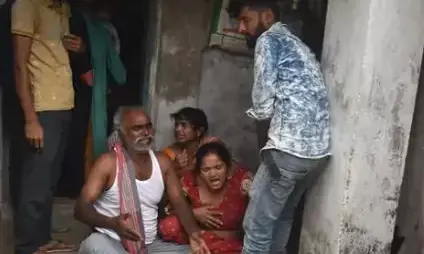 पत्नी का गला रेतकर पति फरार, हत्या के बाद दीवार पर स्कैच पेन से लिखा ये कबूलनामा पत्नी का गला रेतकर पति फरार, हत्या के बाद दीवार पर स्कैच पेन से लिखा ये कबूलनामा