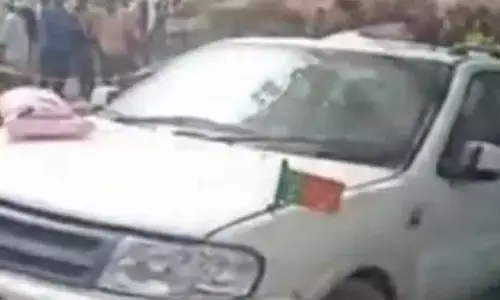 यूपी के बाराबंकी में सफारी गाड़ी में एक लाश मिली यूपी के बाराबंकी में सफारी गाड़ी में एक लाश मिली