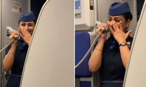 Air Hostess Video: प्लेन में इस बात पर रोने लगी एयर होस्टेस, लोगों ने वीडियो देखा तो हो गए इमोशनल Air Hostess Video: प्लेन में इस बात पर रोने लगी एयर होस्टेस, लोगों ने वीडियो देखा तो हो गए इमोशनल