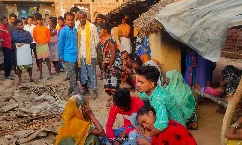 संदिग्ध परिस्थितियों में घर की छत पर मिला अधेड़ का शव जांच में जुटी पुलिस संदिग्ध परिस्थितियों में घर की छत पर मिला अधेड़ का शव जांच में जुटी पुलिस