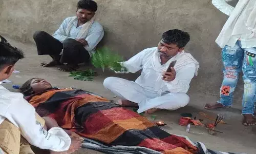 सांप के काटने पर युवती को तांत्रिक के पास ले गए परिजन, झाड़-फूक के दौरान मौत
