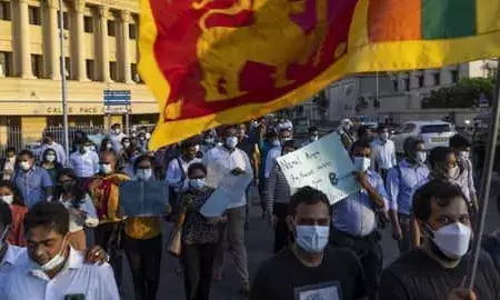 Sri Lanka Crisis: श्रीलंका में प्रदर्शनकारियों पर पुलिस ने चलाईं गोलियां, एक की मौके पर मौत