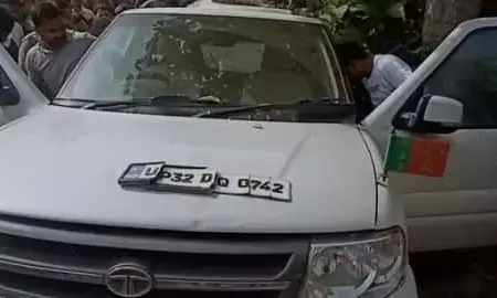 BJP का झंडा लगी गाड़ी से मिला शव, ग्रामीणों को देख हत्यारे मौके से हुए फरार BJP का झंडा लगी गाड़ी से मिला शव, ग्रामीणों को देख हत्यारे मौके से हुए फरार