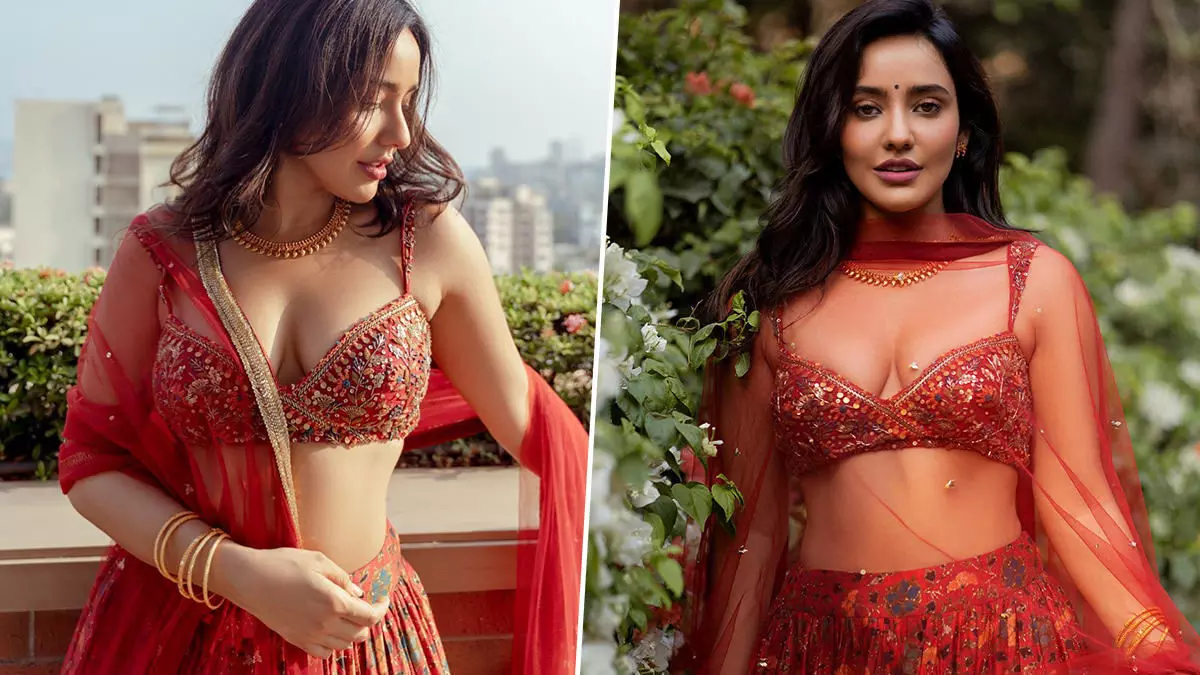 Neha Sharma Sexy Video: Neha Sharma को लाल साड़ी में देखकर फिसला फैंस के दिल, Sexy Photos हुई Viral